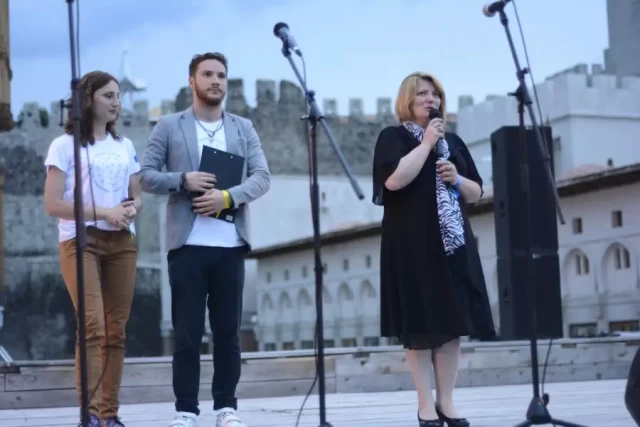 contains: გამოავლინე განსაკუთრებულობა