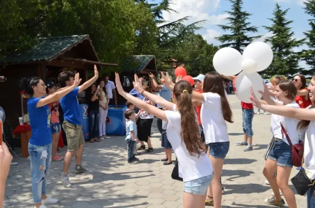 contains: წითელი ჯვრის აქციაზე