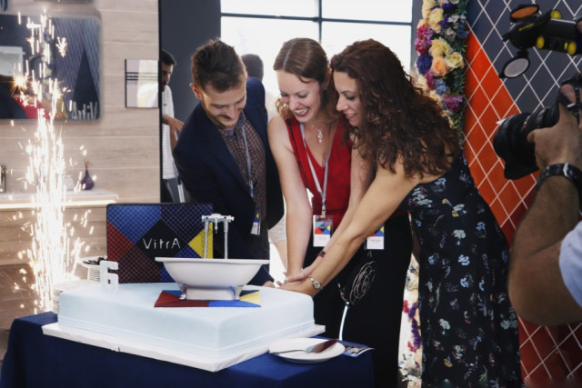 contains: მაღაზია ვიტრას გახსნა