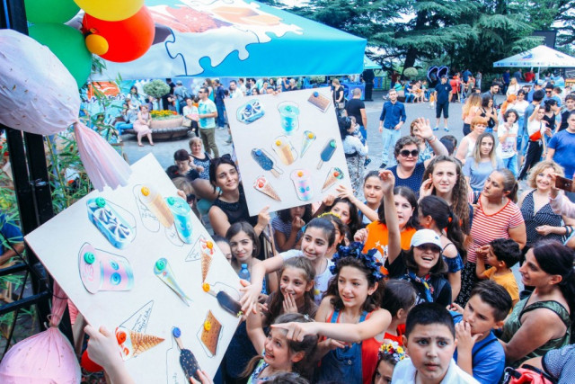 contains: თოლია - ნაყინის ფესტივალი