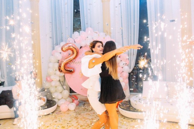 contains: დაბადების დღის ორგანიზება