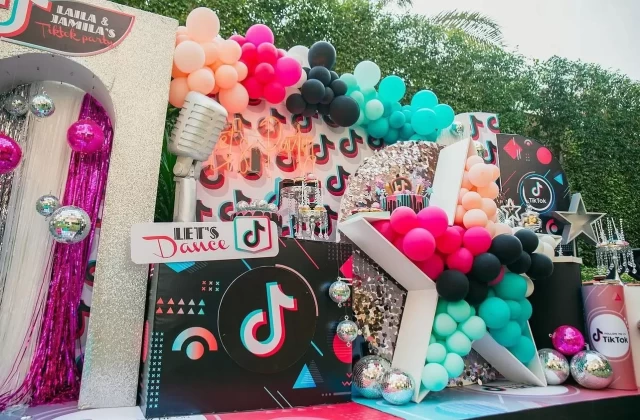 contains: ბუშტების გირლიანდა